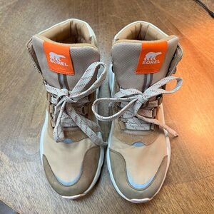 Like new Sorel Kinetic RNEGD Conquest Waterproof Sneaker Hiking - Size 8